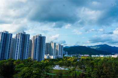 上海首个街面直流充电桩在丽园路投入使用，缓解出租车司机充电难 | 晨镜头